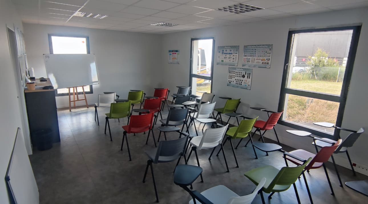 Salle de code avec panneaux de signalisation et chaises colorées