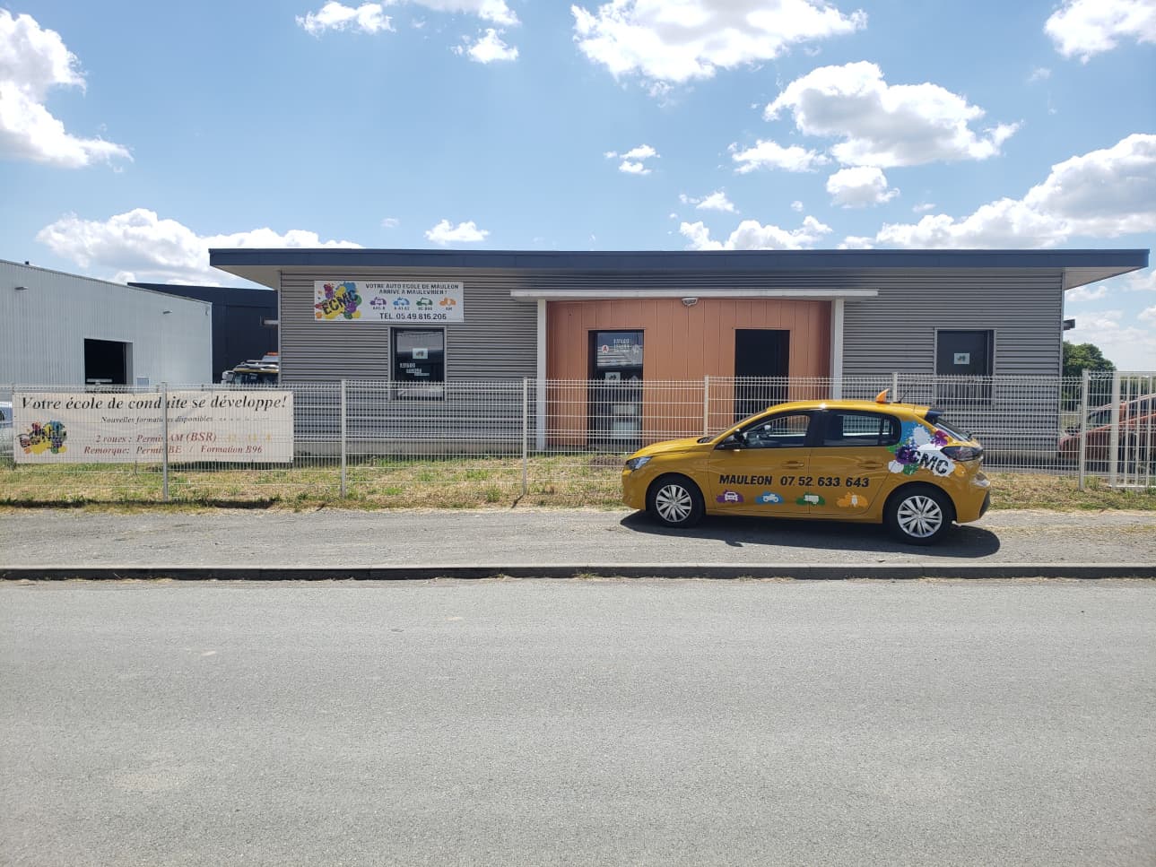 Voiture-école jaune Peugeot 208 ECMC devant le centre